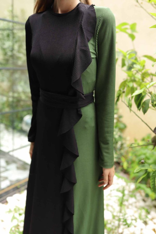 Yeşil-Detaylı-Siyah-Elbise-Portre